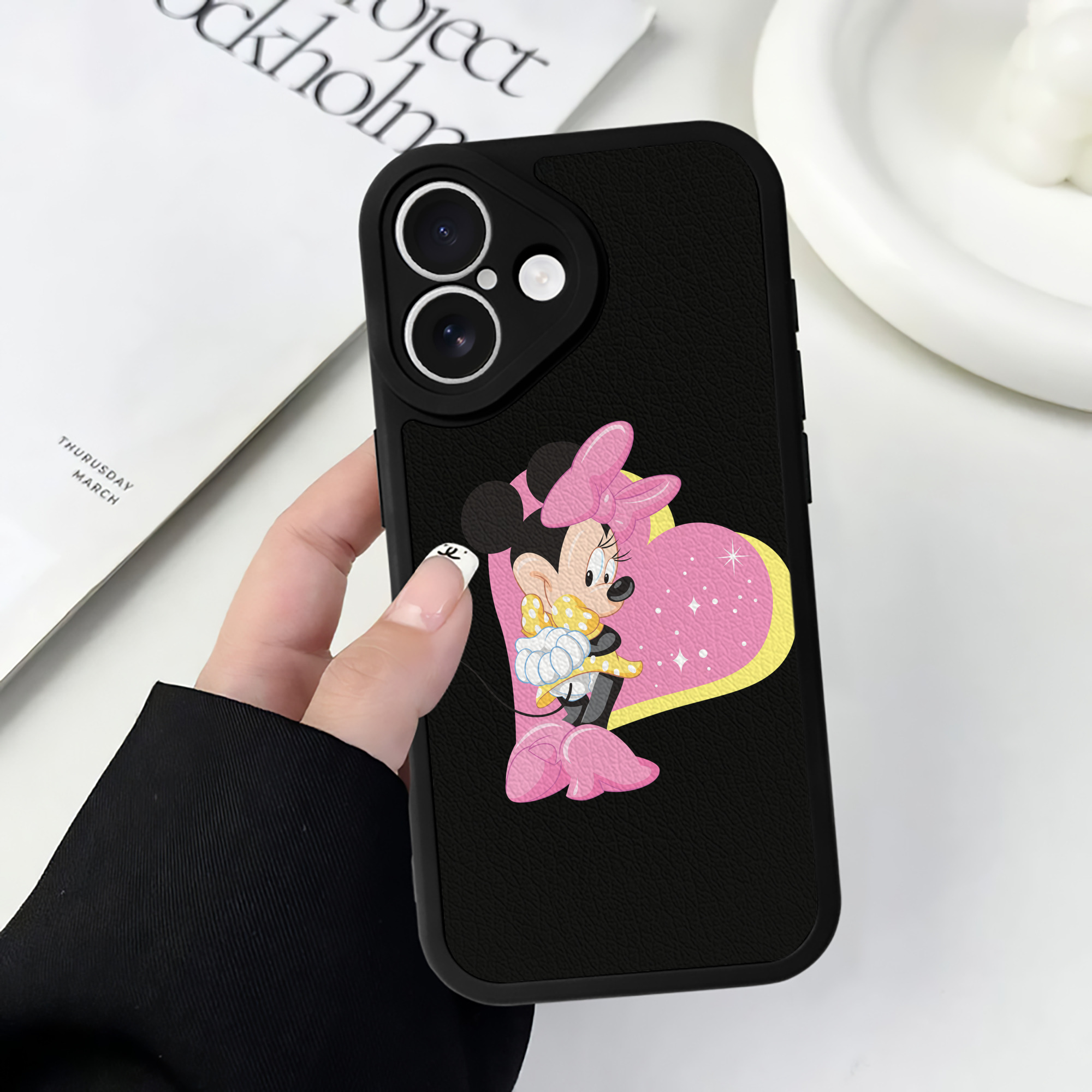 （画像用） ミッキーマウス Mickey Mouse 【iPhone 16シリーズ対応】シリコンスマホケース（レザー調） 材質：シリコン